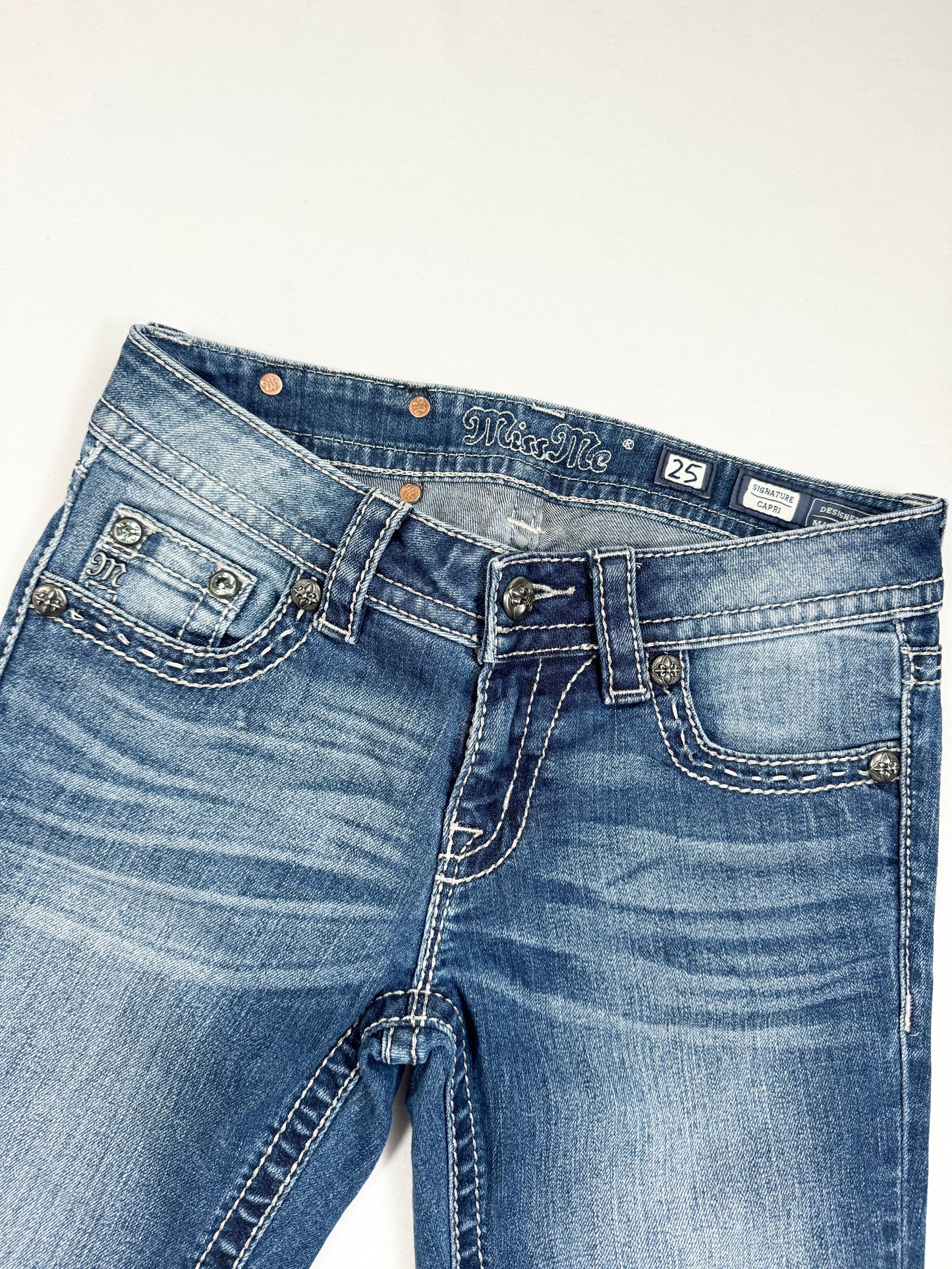 Wing Horseshoe Miss Me Capris ♡ 25”