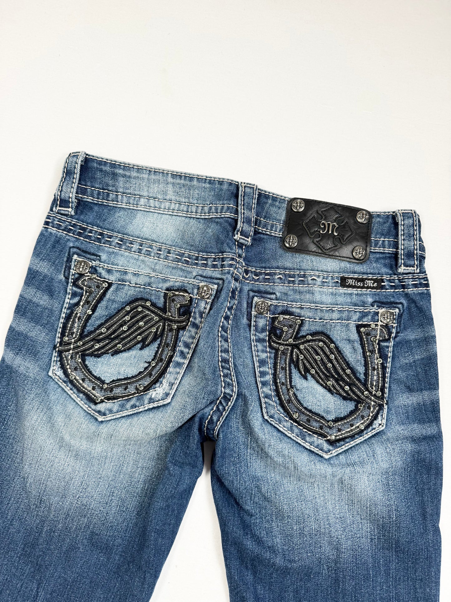 Wing Horseshoe Miss Me Capris ♡ 25”