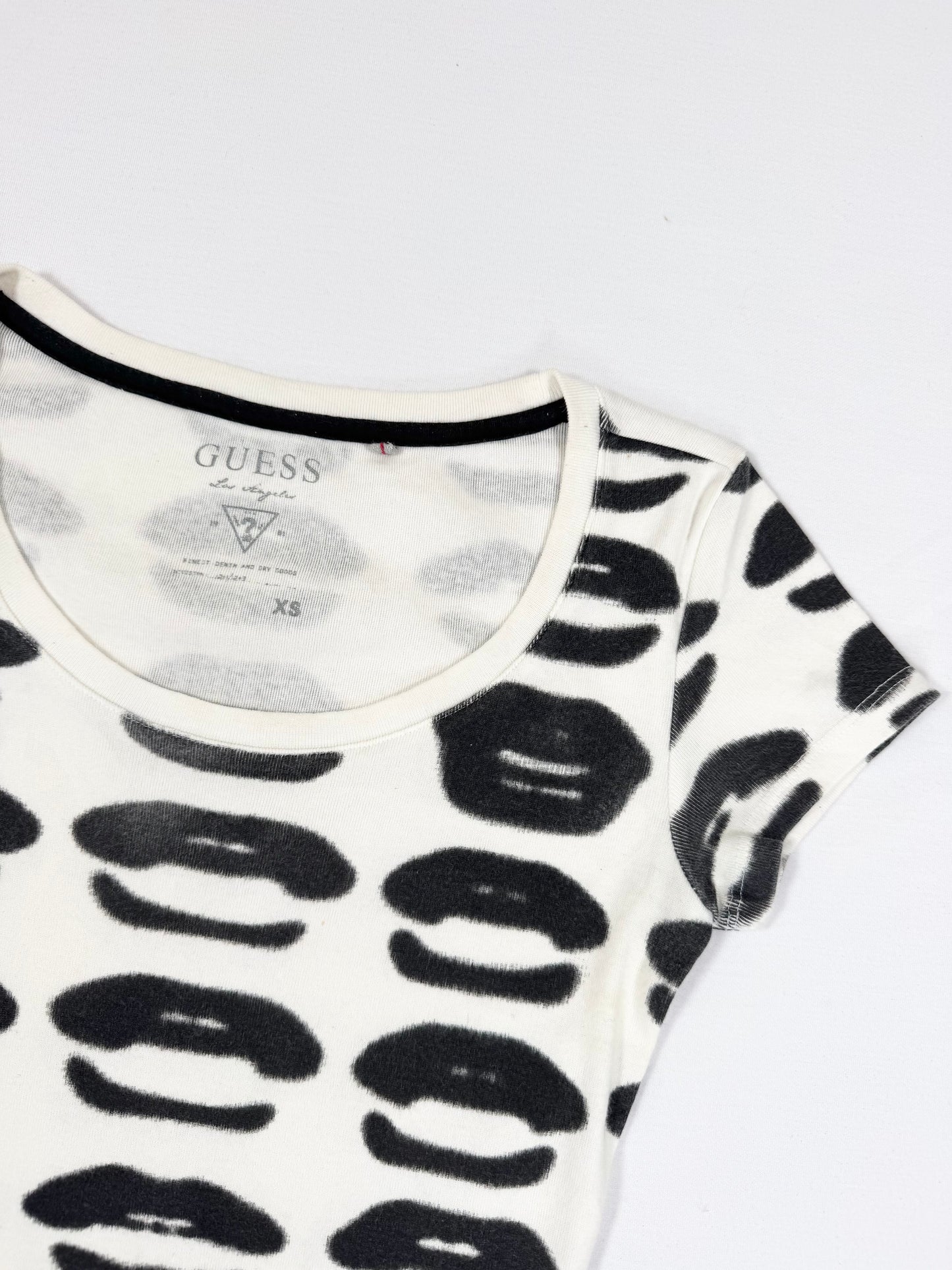 Guess Lips Tee ♡ XS