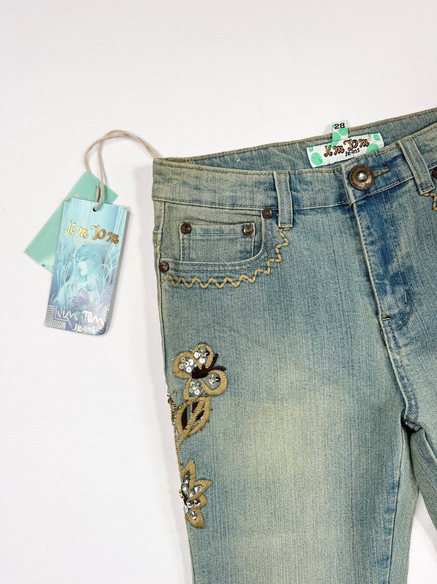 Lightwash Embroidered Flower Butterfly Flared Jeans ♡ 28”