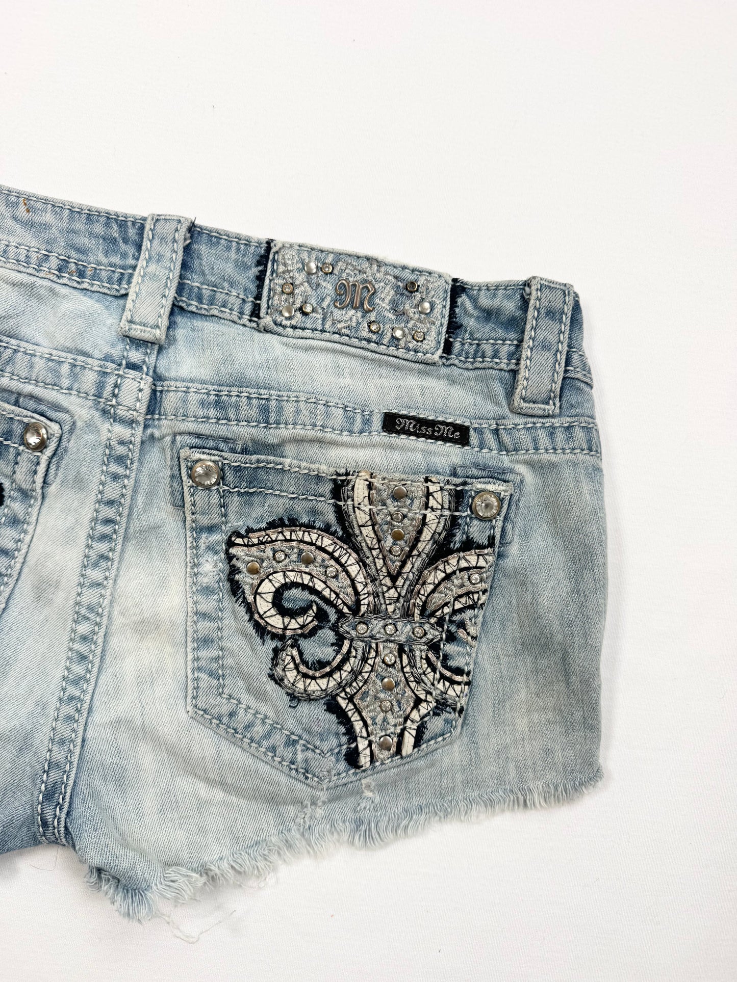Miss Me Cross Shorts ♡ 27”